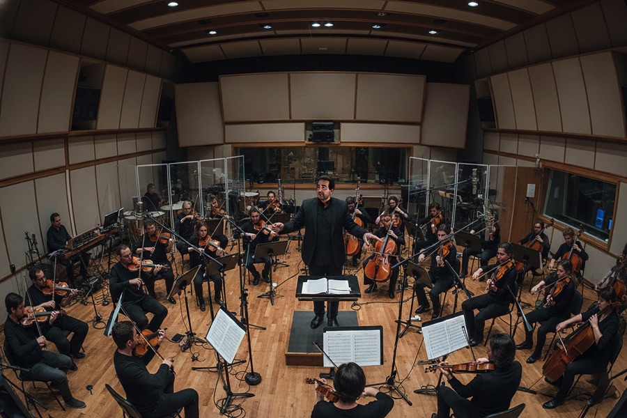 Andrea Tosi dirige l'orchestra in studio di registrazione